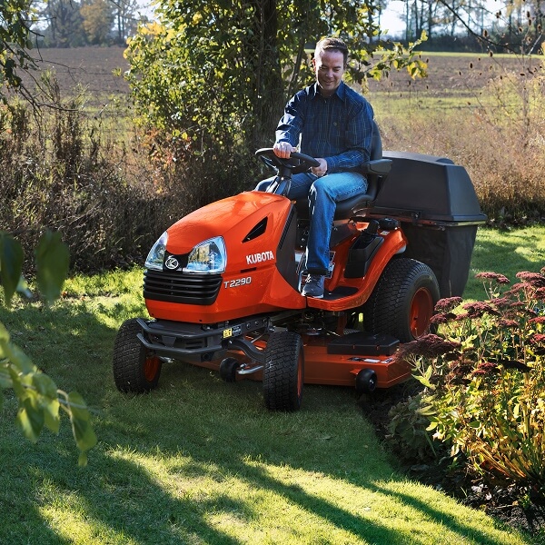 Une vue de face de différents tracteurs de tailles et de gammes variées, alignés en extérieur sous un ciel clair pour une démonstration commerciale.
